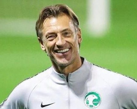 HLV Herve Renard quát các học trò: “Các cậu đến để chụp ảnh với hắn à”