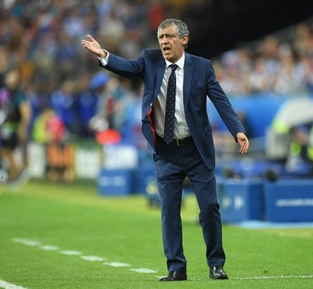 HLV Fernando Santos: “CR7 không được đảm bảo suất đá chính”